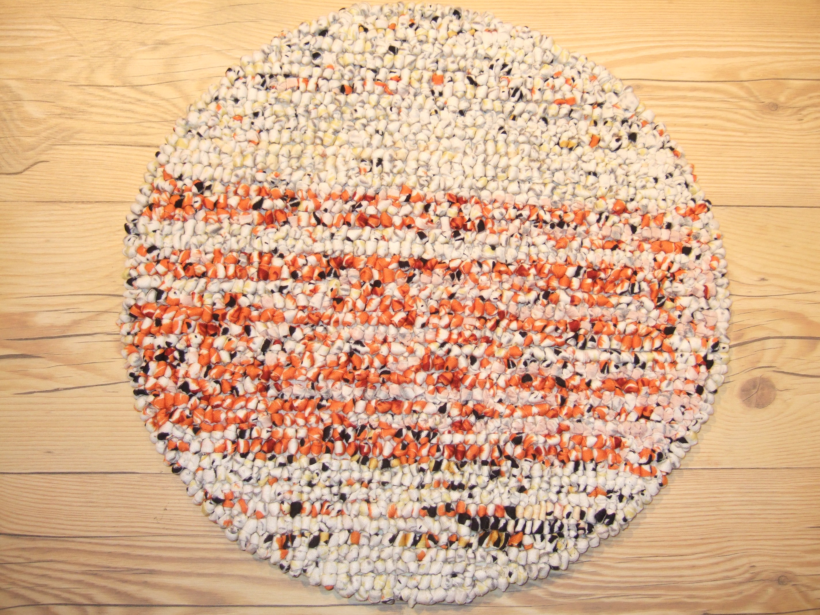 ズパゲッティチェアパッド 円型35cm 白 オレンジ 黒1 ズパゲッティ素材のチェアパッド ラグ マットなら栄光カーペット株式会社
